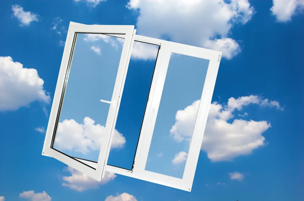 Comparativa entre ventana corredera o abatible de PVC para mejorar el aislamiento y ahorrar espacio en Madrid
