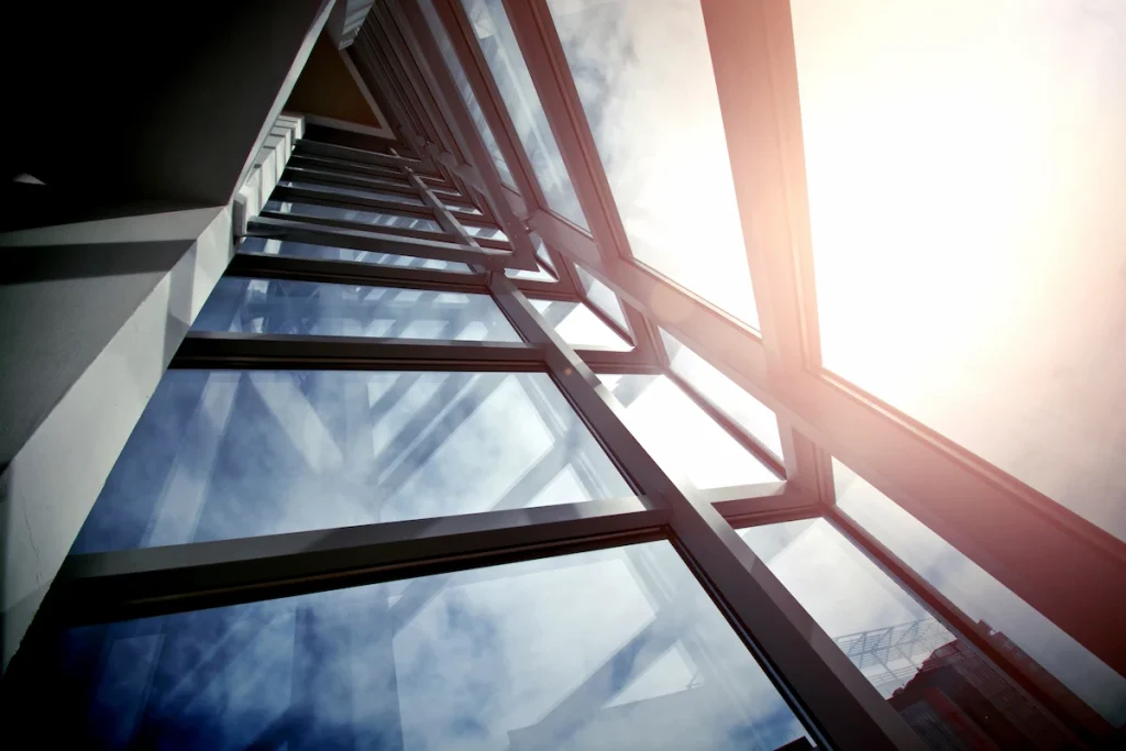 Comparativa definitiva entre ventanas de aluminio o PVC para el máximo aislamiento del hogar.