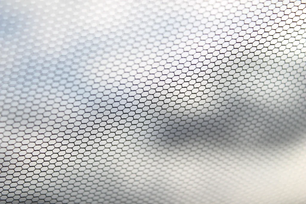 Las ventanas con mosquiteras bloquean insectos, polen y suciedad exterior.
