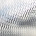 Las ventanas con mosquiteras bloquean insectos, polen y suciedad exterior.