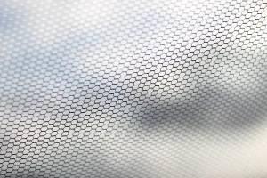 Las ventanas con mosquiteras bloquean insectos, polen y suciedad exterior.