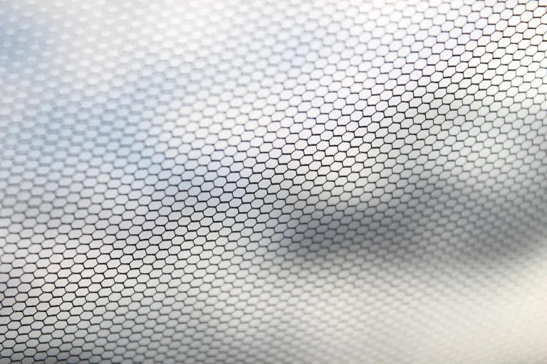 Las ventanas con mosquiteras bloquean insectos, polen y suciedad exterior.